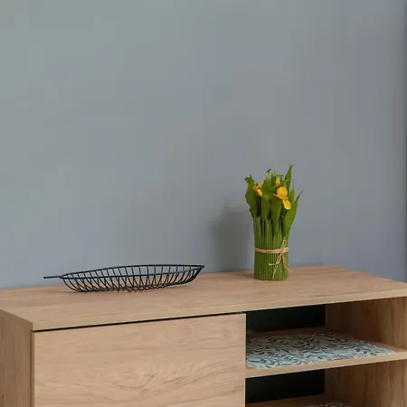 One Bedroom In With Bathtub And 2 Desks For Remote Work By Renters Познань