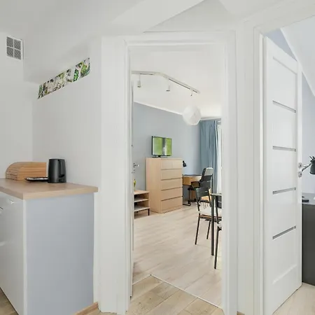 One Bedroom In With Bathtub And 2 Desks For Remote Work By Renters Апартаменти *