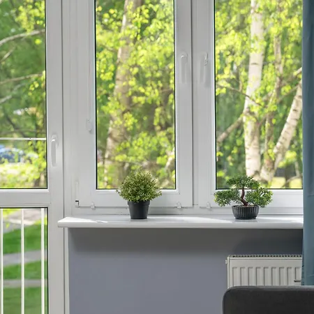 One Bedroom In With Bathtub And 2 Desks For Remote Work By Renters * Познань