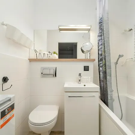 One Bedroom In With Bathtub And 2 Desks For Remote Work By Renters *