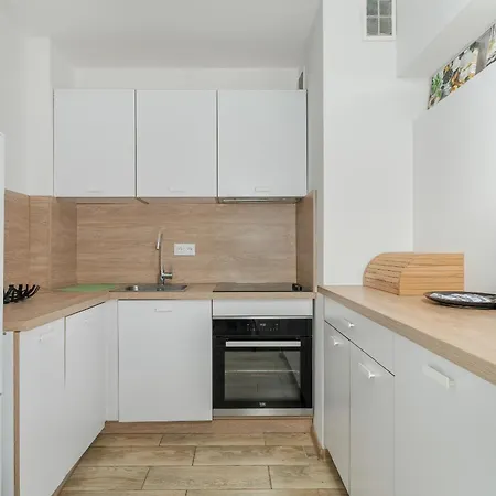 One Bedroom In With Bathtub And 2 Desks For Remote Work By Renters