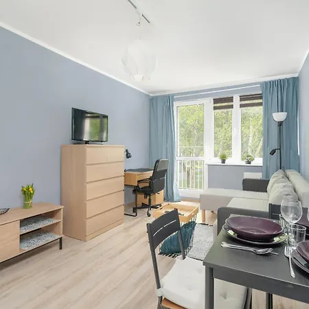 One Bedroom In With Bathtub And 2 Desks For Remote Work By Renters *