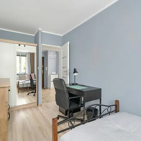 Apartment One Bedroom In With Bathtub And 2 Desks For Remote Work By Renters Poznan